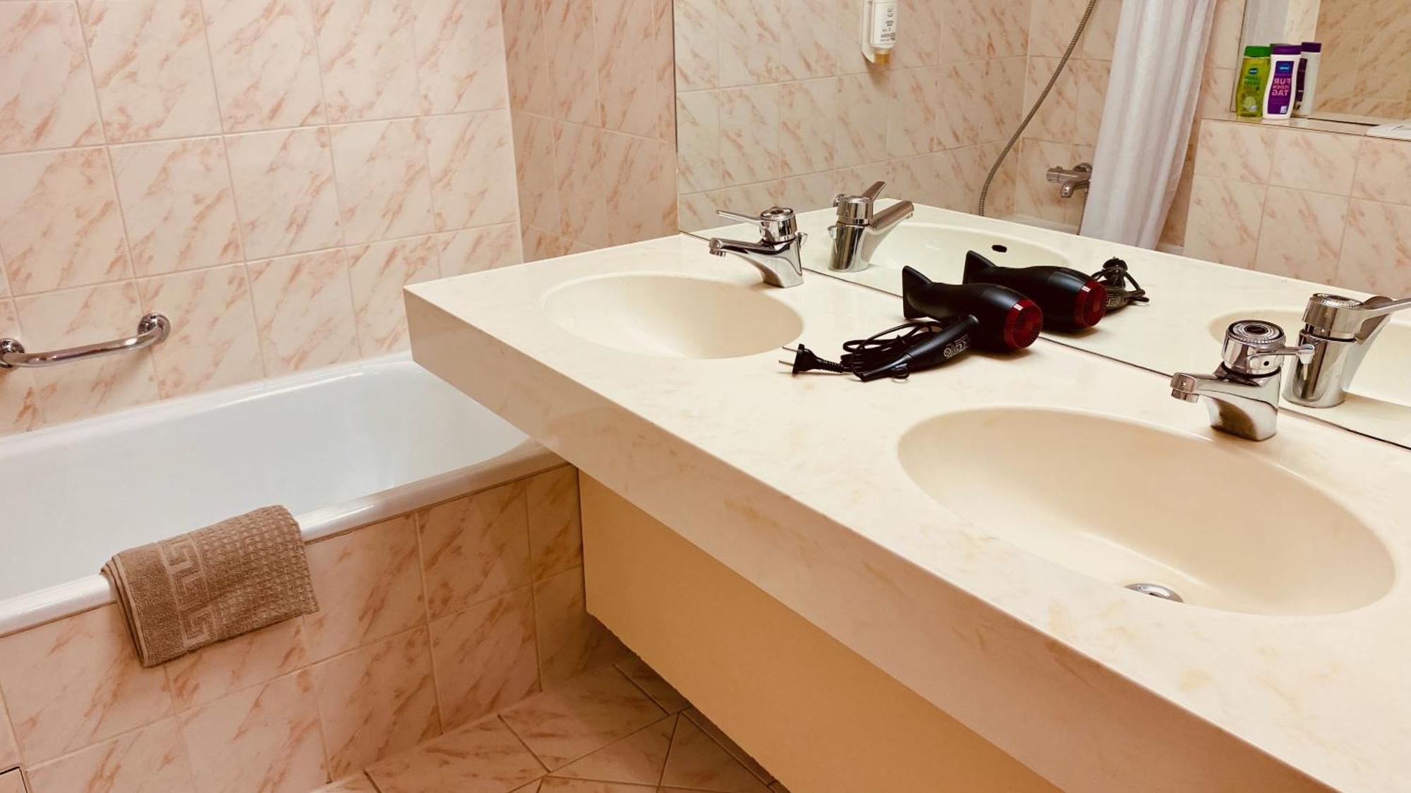 G&P Housing Apartments Mit Kueche & Balkon & Highspeed Internet- Comfort อัลเทนชไตก์ ภายนอก รูปภาพ